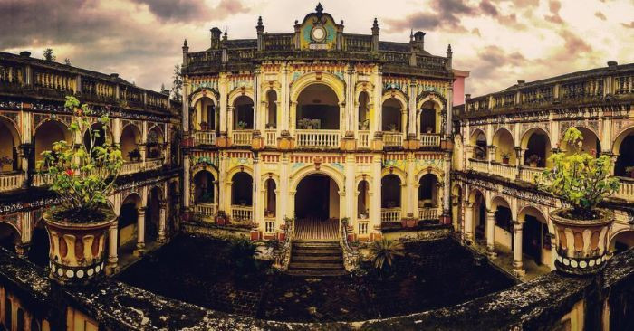 Toàn bộ dinh thự được thiết kế theo bố cục hình chữ nhật liên hoàn khép kín tổng thể 36 phòng, với tổng diện tích lên đến 4.000m2. Ảnh: BonBien