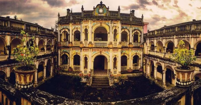 Toàn bộ dinh thự được thiết kế theo bố cục hình chữ nhật liên hoàn khép kín tổng thể 36 phòng, với tổng diện tích lên đến 4.000m2. Ảnh: BonBien