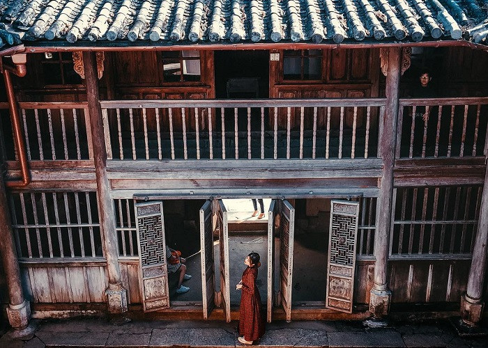 Dinh thự vua Mèo là một trong số ít những dinh thự cổ ở Tây Bắc, được xây dựng từ những năm đầu của thế kỷ 20. Tổng kinh phí xây dinh thự này khoảng 15.000 đồng bạc hoa xòe, tương đương khoảng 150 tỷ đồng hiện nay. Ảnh: Dulichvietnam