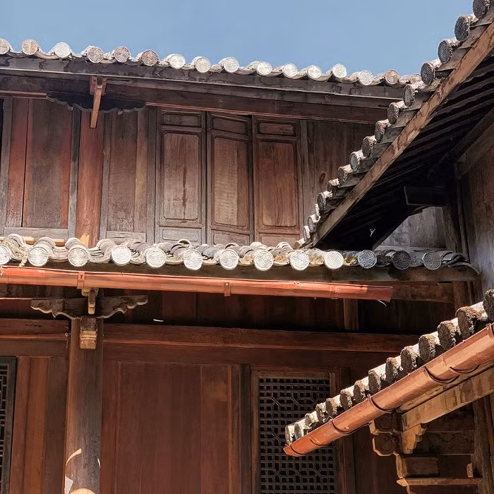 Toàn bộ quá trình thực hiện dinh thự đều được làm bằng sức người, không bất kỳ sự hỗ trợ của phương tiện máy móc nào và phải mất tới 5 năm xây dựng. Ảnh: thachday