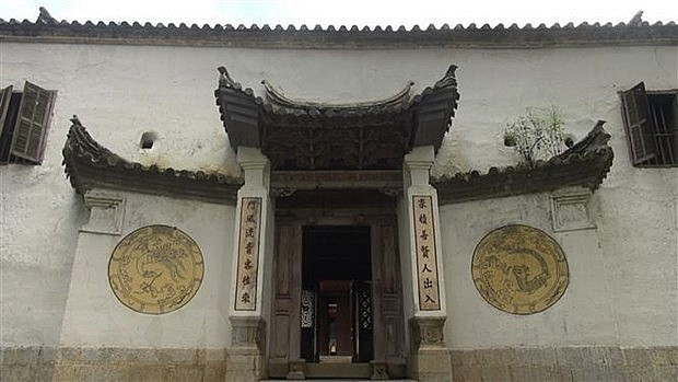 Công trình rộng 3.000m2, mô phỏng kiến trúc thành quách của nhà Thanh Trung Hoa, kết hợp với các hoa văn của người Mông và chọn lọc với kiến trúc Pháp như các lò sưởi, lô cốt…Ảnh: TTXVN.