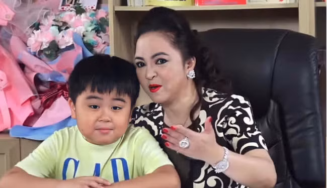 Cũng trong buổi live hôm 25/5, con trai bà Phương Hằng - bé Huỳnh Hằng Hữu xuất hiện. Ảnh chụp màn hình