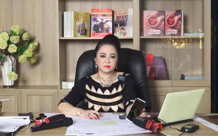 Ngoài ra, nữ đại gia Phương Hằng còn sử dụng chiếc điện thoại Vertu Aster P song cùng với chiếc Samsung Galaxy Z Fold 2. Ảnh: Saostar