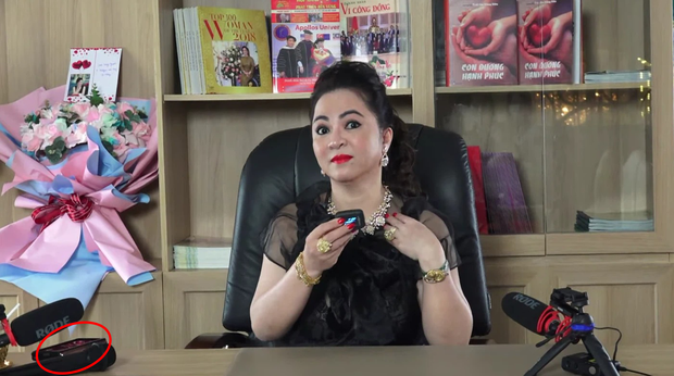 Tiếp theo, ở trên ngực trái của đại gia Phương Hằng có đeo microphone đến từ thương hiệu Saramonic, giá dao động từ 4,79 - 6,99 triệu đồng. Ảnh: Saostar