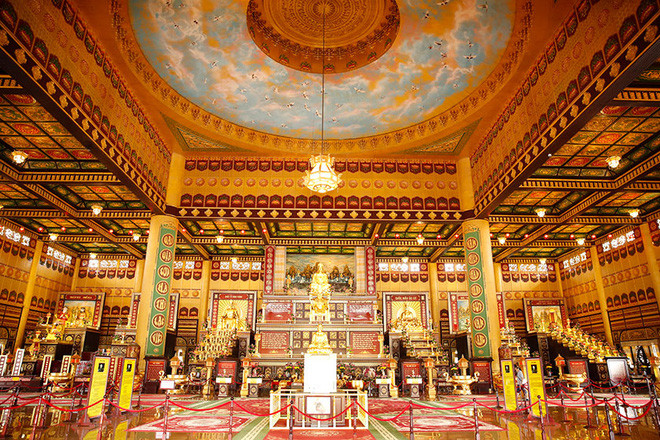 Khu du lịch bao gồm nhiều công trình tiêu biểu như: Kim Điện, Khu trò chơi hiện đại, Vườn thú Đại Nam, Dãy núi Bảo Sơn, Biển nhân tạo Đại Nam, Đền thờ Đại Nam quốc tự…Ảnh: Internet