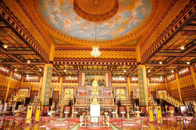 Khu du lịch bao gồm nhiều công trình tiêu biểu như: Kim Điện, Khu trò chơi hiện đại, Vườn thú Đại Nam, Dãy núi Bảo Sơn, Biển nhân tạo Đại Nam, Đền thờ Đại Nam quốc tự…Ảnh: Internet