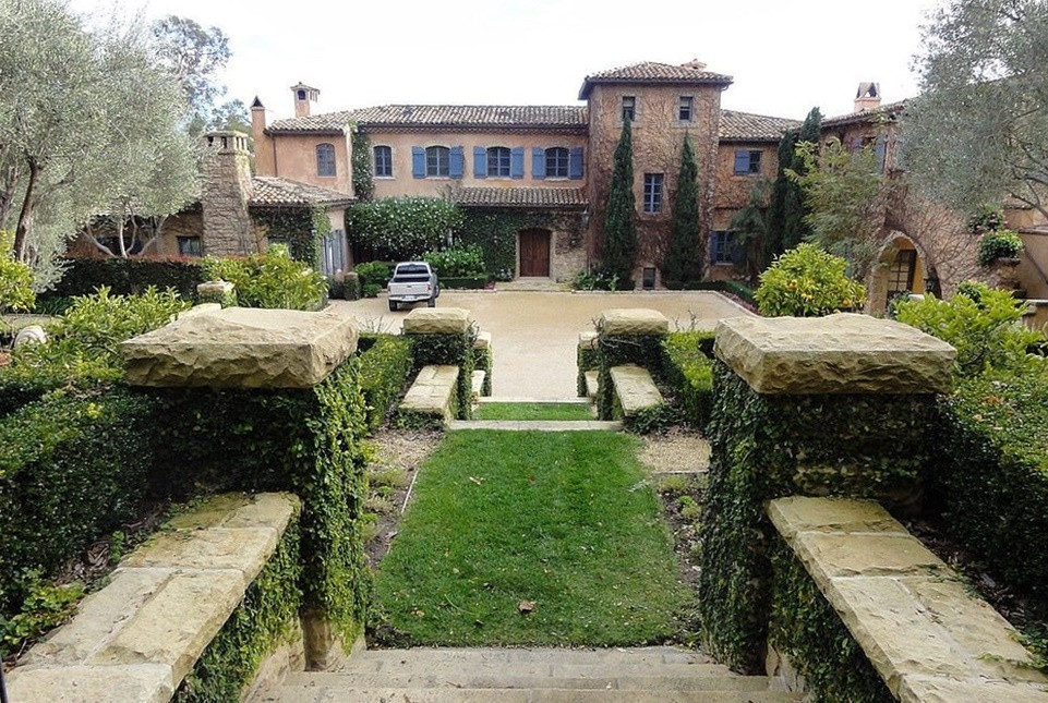 Khuôn viên biệt thự có nhiều cây xanh, từ bãi cỏ được cắt tỉa cẩn thận tới những cây bách Italy, cây ô-liu 100 tuổi...Ảnh: DM.