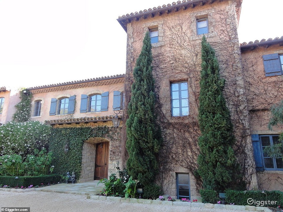 Biệt thự rộng hơn 1.350 m2 có 9 phòng ngủ, 16 phòng tắm nằm trên khu đất rộng gần 2,2 hec-ta, có tường rào bao quanh, cổng chính được xây bằng đá. Ảnh: DM.