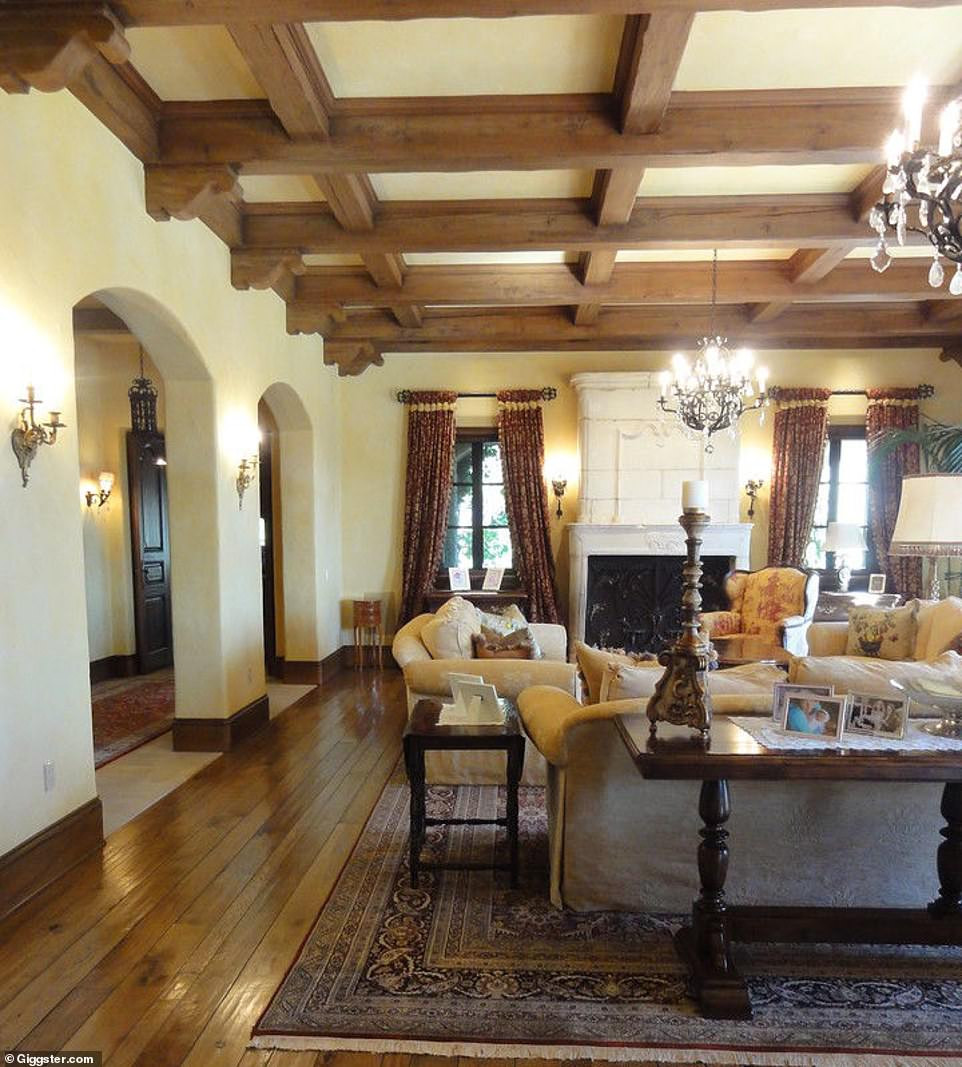 Nhà khách gồm hai phòng ngủ, hai phòng tắm. Ảnh: DM.