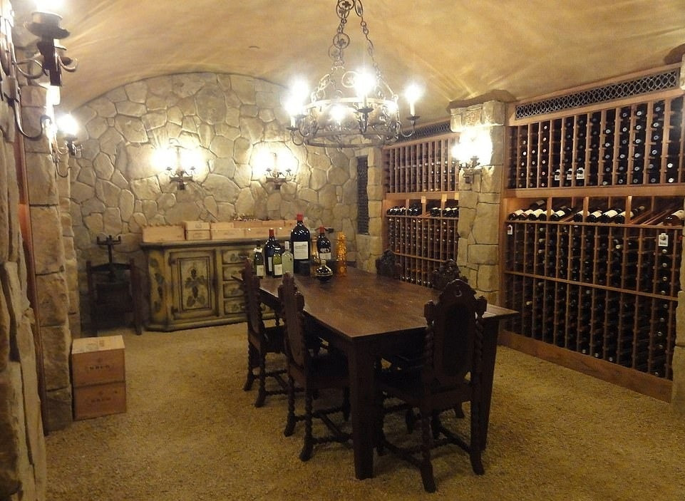 Hầm rượu trong biệt thự. Ảnh: DM.