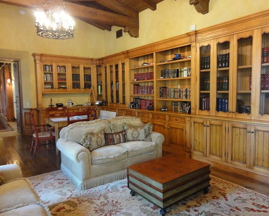 Trong dinh thự còn có một thư viện, một văn phòng làm việc, một spa có phòng xông hơi khô và ướt riêng, một phòng tập thể dục...Ảnh: DM.