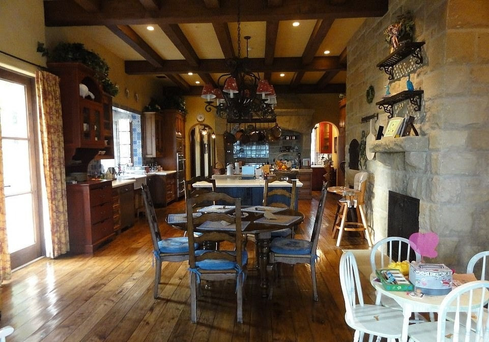 Phòng bếp lấy ánh sáng từ cửa sổ và cửa ra vào. Ảnh: DM.