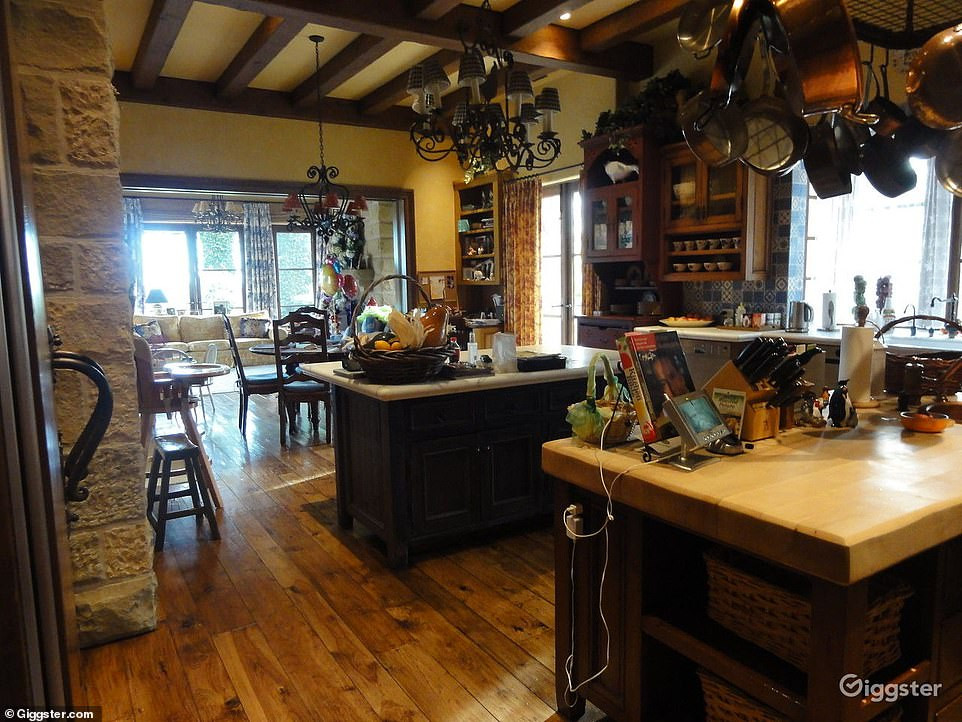  Nội thất biệt thự đa số là đồ gỗ tối màu, một số kiểu đã lỗi thời. Harry và Meghan được cho là đã thay đổi một số chi tiết khi chuyển tới. Ảnh: DM.