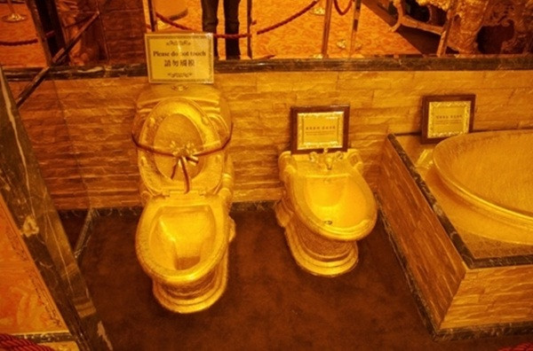 Giới nhà giàu Dubai không ngại chọn cho mình mẫu bồn cầu làm bằng vàng 100%.