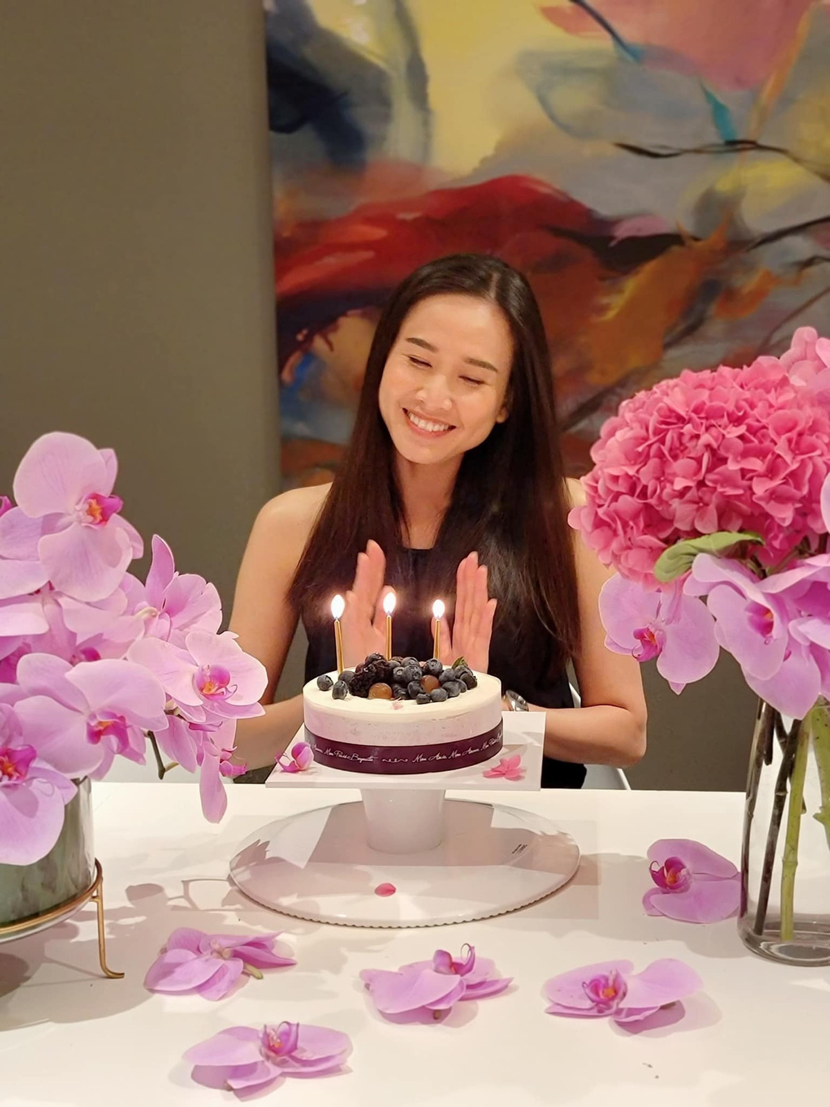 Bước sang độ tuổi U40, Dương Mỹ Linh vẫn chưa có kế hoạch kết hôn và bằng lòng với cuộc sống viên mãn như hiện tại tại xứ sở cờ hoa. Trên trang cá nhân, Hoa hậu Phụ nữ Việt Nam qua ảnh 2006 thường xuyên chia sẻ không gian sống của mình.