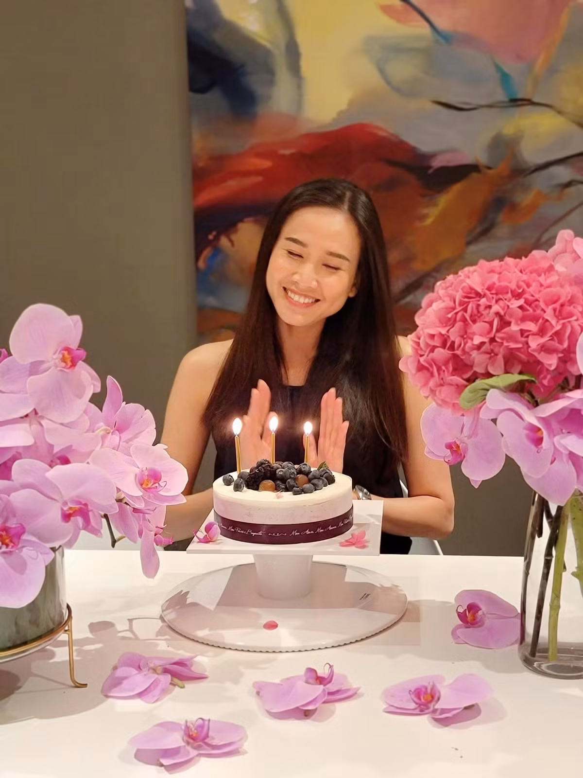 Bước sang độ tuổi U40, Dương Mỹ Linh vẫn chưa có kế hoạch kết hôn và bằng lòng với cuộc sống viên mãn như hiện tại tại xứ sở cờ hoa. Trên trang cá nhân, Hoa hậu Phụ nữ Việt Nam qua ảnh 2006 thường xuyên chia sẻ không gian sống của mình.