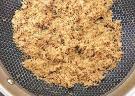 Ruốc mỡ có thể ăn kèm cơm nguội hay cơm nóng hoặc xôi đều rất ngon. Ảnh: Facebook.