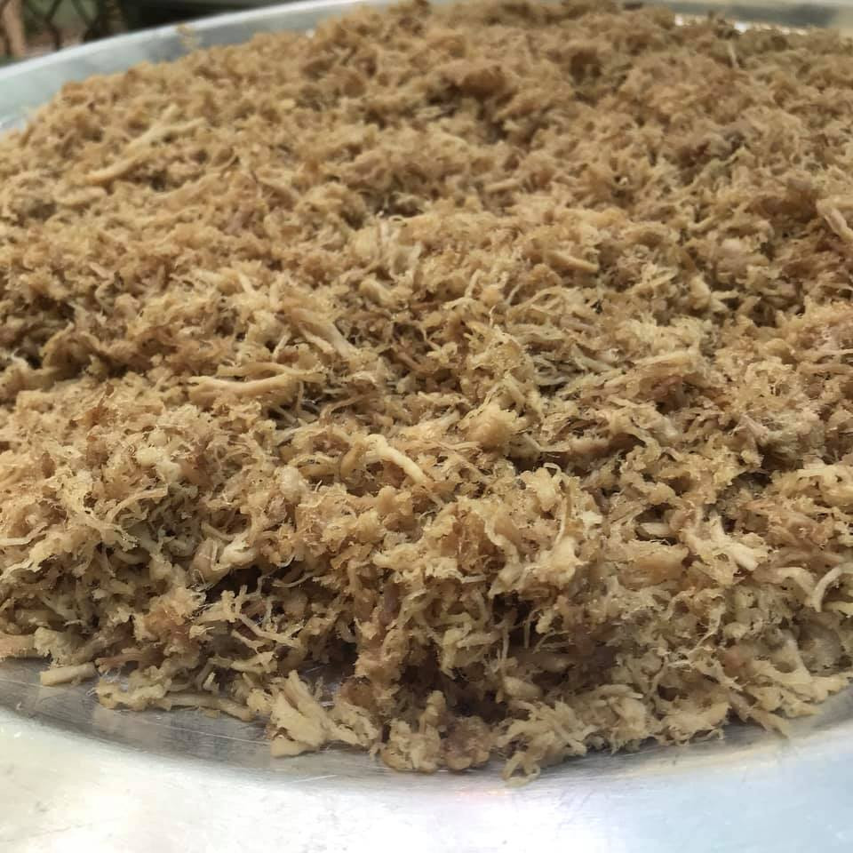 Theo chị Lan, cách làm ruốc mỡ làm khá cầu kỳ. Phải luộc mỡ phần rồi mới thái nhỏ và xay nhuyễn, còn thịt thăn thì luộc qua và rửa thật sạch cho hết hôi. Sau đó, mới xé rồi cho vào nồi rim nước mắm, hạt mêm vừa miệng. Ảnh: Facebook.