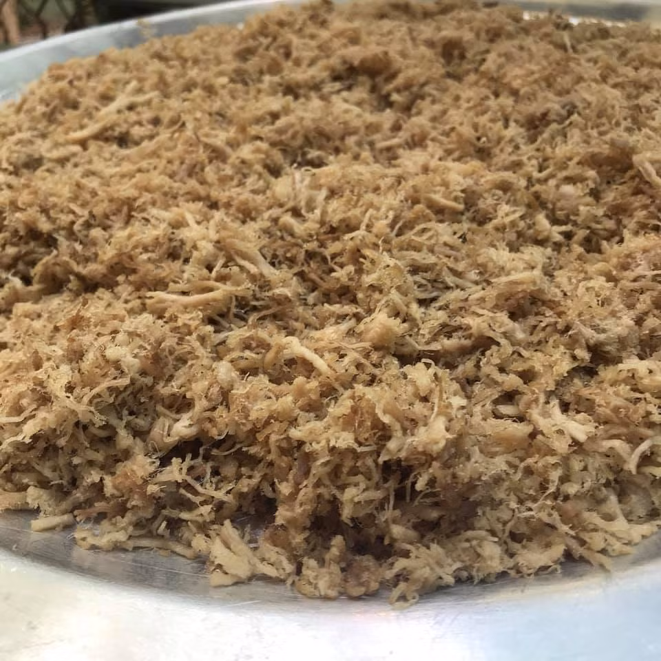 Theo chị Lan, cách làm ruốc mỡ làm khá cầu kỳ. Phải luộc mỡ phần rồi mới thái nhỏ và xay nhuyễn, còn thịt thăn thì luộc qua và rửa thật sạch cho hết hôi. Sau đó, mới xé rồi cho vào nồi rim nước mắm, hạt mêm vừa miệng. Ảnh: Facebook.