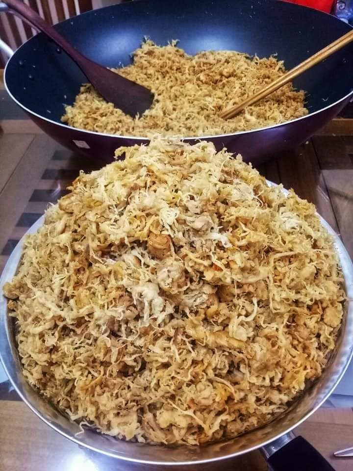 Theo chị Huyền, ruốc mỡ ăn khá mềm, lạ miệng, thơm và không bị khô. Sau khi mua về, chị Huyền thường cho vào lọ thủy tinh, đóng nắp chặt và bỏ tủ lạnh ăn dần. Ảnh: Facebook.