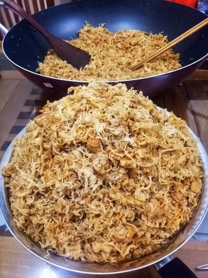 Theo chị Huyền, ruốc mỡ ăn khá mềm, lạ miệng, thơm và không bị khô. Sau khi mua về, chị Huyền thường cho vào lọ thủy tinh, đóng nắp chặt và bỏ tủ lạnh ăn dần. Ảnh: Facebook.