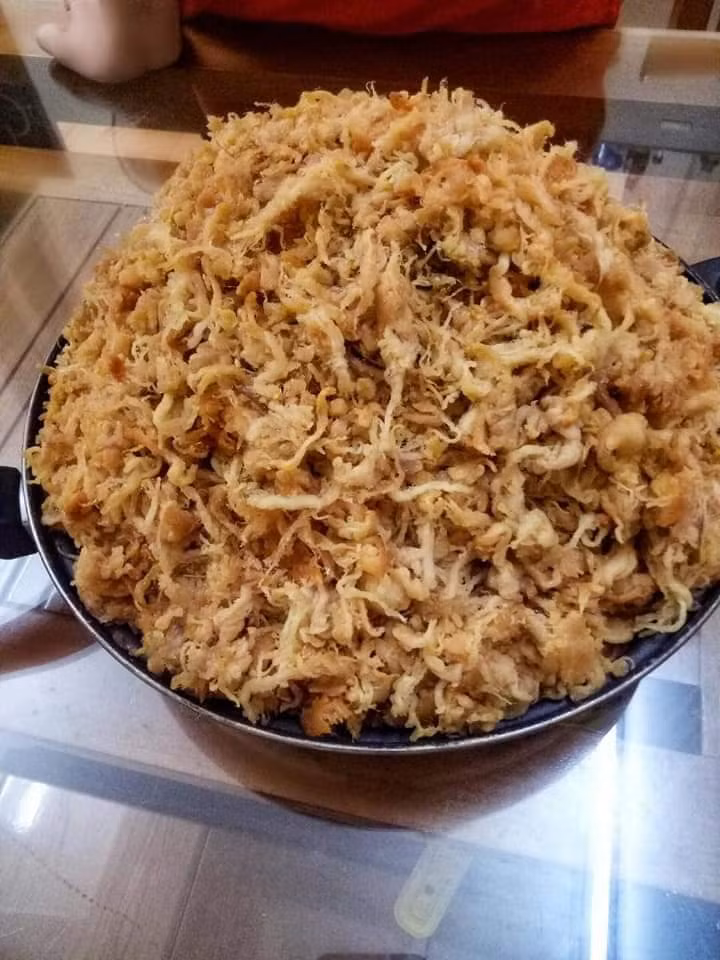 Theo chị Huyền, ruốc mỡ ăn khá mềm, lạ miệng, thơm và không bị khô. Sau khi mua về, chị Huyền thường cho vào lọ thủy tinh, đóng nắp chặt và bỏ tủ lạnh ăn dần. Ảnh: Facebook.