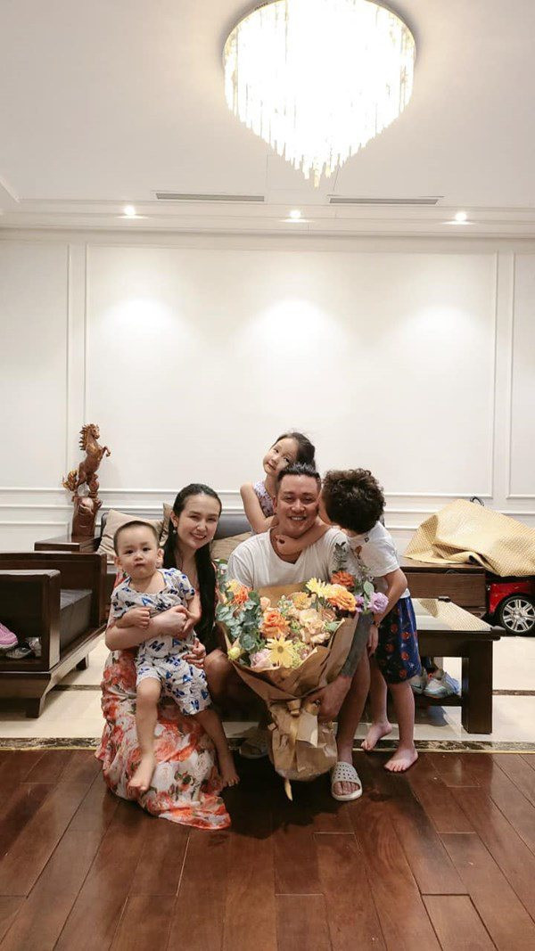 Ngoài 3 căn hộ cao cấp, Tuấn Hưng còn sở hữu một biệt thự sang chảnh ở Hà Nội. Trong những ngày Hà Nội giãn cách vì dịch COVID-19, nam ca sĩ có nhiều thời gian chăm sóc gia đình.