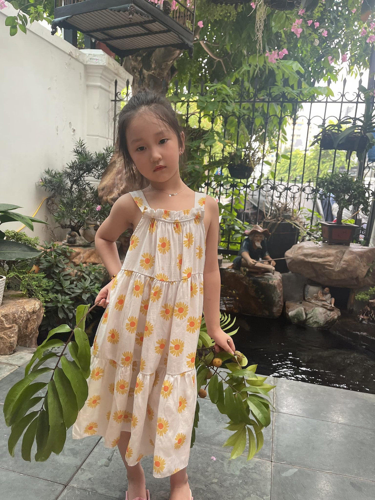 Căn biệt thự của Tuấn Hưng nằm tại khu đô thị sang trọng bậc nhất Hà Nội.