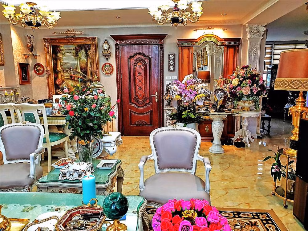 Tại Hà Nội, nam ca sĩ sở hữu căn biệt thự có giá khoảng 300 tỷ đồng. Dịp Tết vừa qua, Nathan Lee bài trí tổ ấm đẹp mắt với rất nhiều hoa đắt tiền.