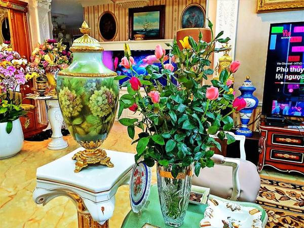 Căn nhà được trang trí nội thất theo phong cách hoàng gia với tông màu vàng chủ đạo.