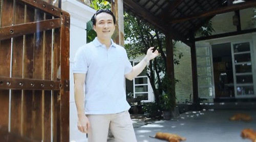 Ngoài ra, nam diễn viên còn có một ngôi nhà ở TP HCM thiết kế theo phong cách hiện đại, rộng rãi với sân vườn rợp bóng cây xanh. Ảnh: Khám phá