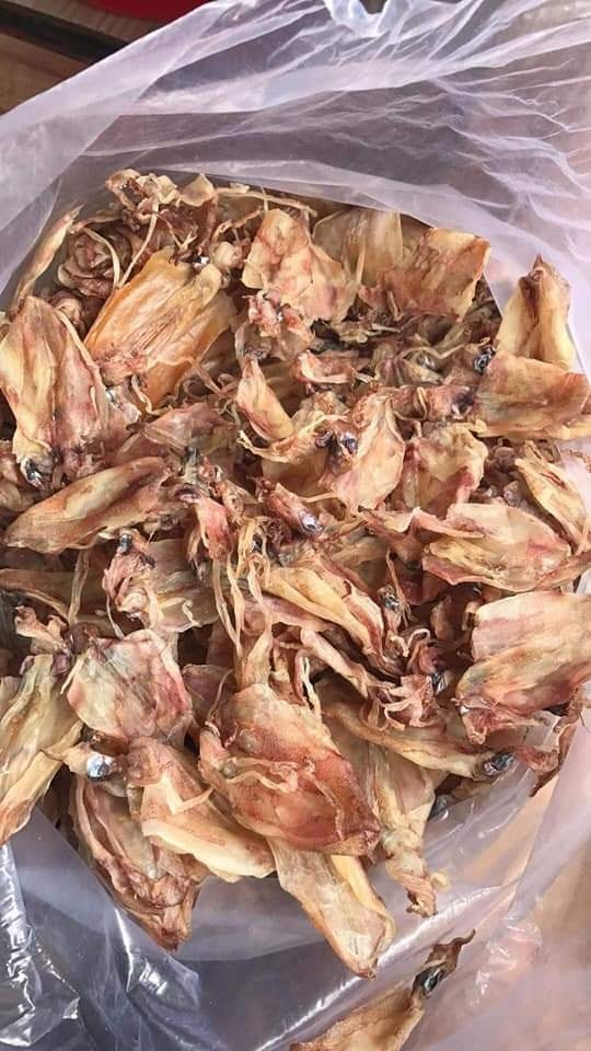 Thậm chí, có tiểu thương rao bán mực khô kích thước 3-4 ngón tay dầy thịt, giá chỉ 15.000 đồng/con.