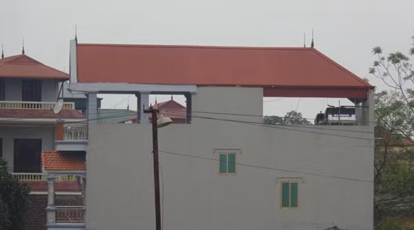 Nhà cao tầng sử dụng tôn chống nóng sân thượng. Nguồn ảnh: Tamlopolympic.