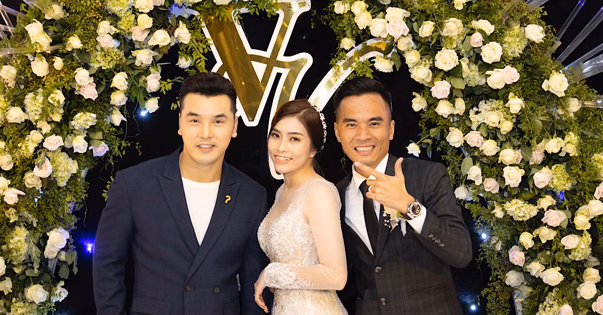 Đầu năm 2021, hình ảnh đám cưới của cặp đôi tại Bảo Lộc (Lâm Đồng) khiến cộng đồng mạng choáng ngợp trước sự đổ bộ của dàn sao Việt đình đám như Ưng Hoàng Phúc, G Ducky...Ảnh: Dân Việt