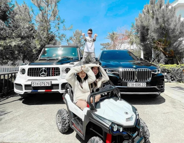 Gia đình Minh Nhựa cũng thường xuyên đi nghỉ dưỡng sang chảnh ở nhiều nơi. Ảnh: FBNV