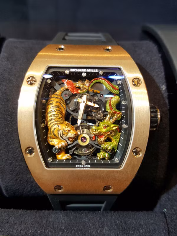 Trong đó, có chiếc Richard Mille phiên bản "ngọa hổ tàng lon với giá niêm yết chính hãng lên tới 18 tỷ đồng. Ảnh: FBNV