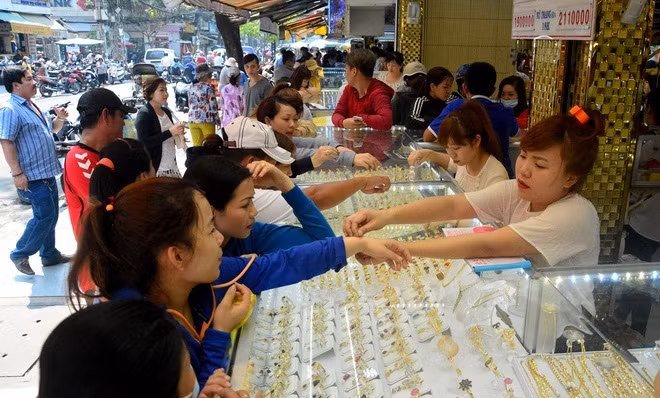 Ben trong khu cho ban vang “binh dan” doc nhat Sai Gon