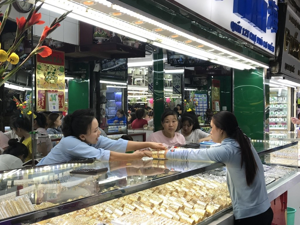 Khách mua là người lao động bình dân nên nhẫn, bông tai, vòng vàng có trọng lượng vài phân đến 1-2 chỉ được chọn mua nhiều nhất. Ảnh: Vietnammoi.