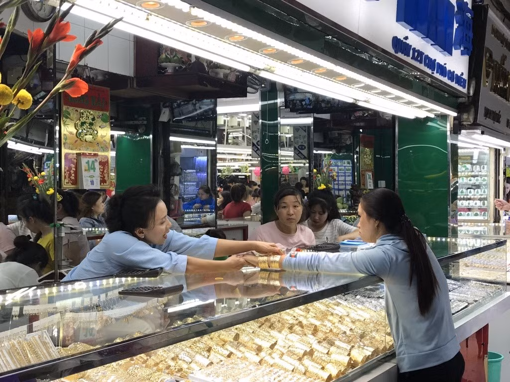 Khách mua là người lao động bình dân nên nhẫn, bông tai, vòng vàng có trọng lượng vài phân đến 1-2 chỉ được chọn mua nhiều nhất. Ảnh: Vietnammoi.