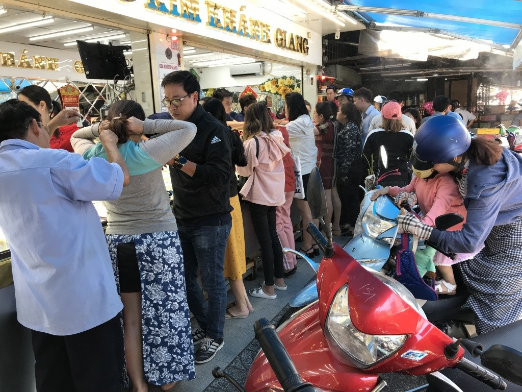 Vào ngày vía Thần Tài, lượng khách tại tiệm vàng ở đây đông nghẹt đến chiều tối, không tiệm vàng nào còn khoảng trống. Ảnh: Vietnammoi.