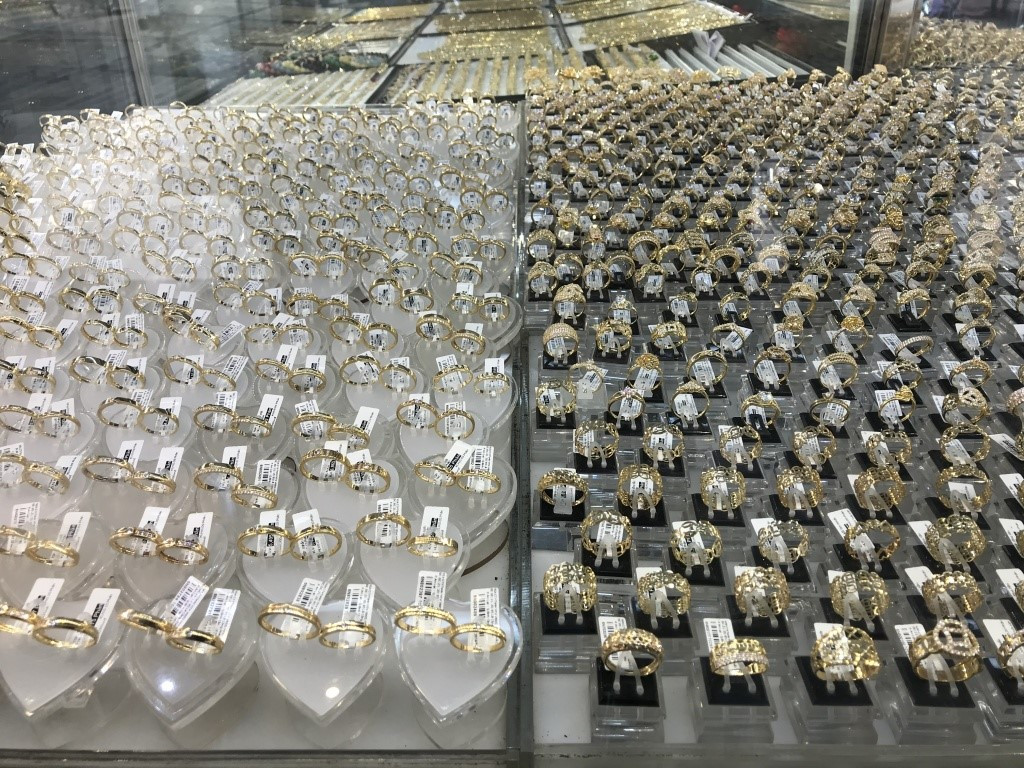 Hiếm thấy các sản phẩm vàng miếng bày bán đây, chủ yếu là trang sức vàng 18K, 24K. Ảnh: Vietnammoi.