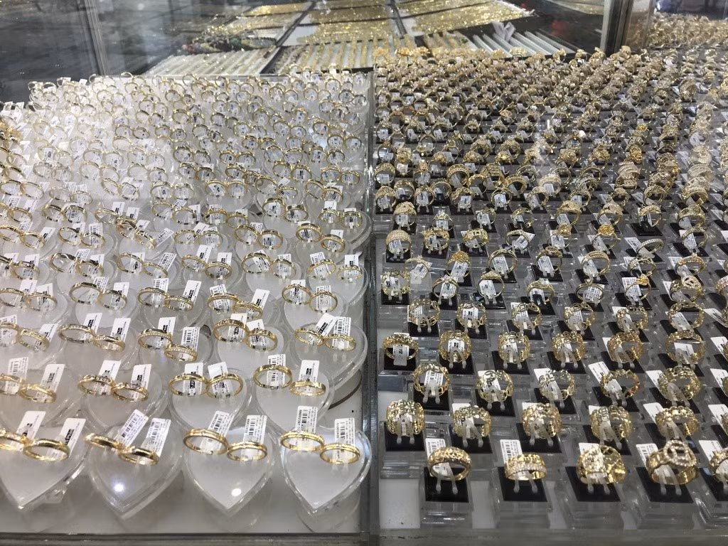 Hiếm thấy các sản phẩm vàng miếng bày bán đây, chủ yếu là trang sức vàng 18K, 24K. Ảnh: Vietnammoi.