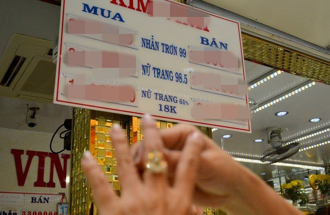 Bảng giá vàng của các cửa hàng ở khu chợ này chỉ có nhẫn trơn 99,9 và các loại nữ trang. Ảnh: Zing.
