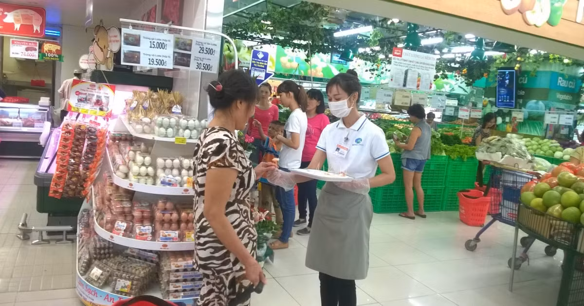 Tuy nhiên, đây là một cái bẫy tâm lý với mục đích khiến khách hàng có cảm giác "mang ơn". Sau khi ăn thử, khách hàng thường có cảm giác "nên" bỏ tiền ra mua sản phẩm. Ảnh: Brands Việt Nam