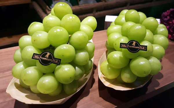 Mang ý nghĩa phong phú về của cải vật chất, nho được nhiều người chọn mua trong dịp Tết. Những ngày gần Tết, nho mẫu đơn Nhật Bản có giá 2,95 triệu đồng/kg vẫn có không ít khách đặt hàng. Ảnh: Mia Fruits.