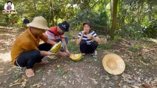 Nghệ sĩ Hoài Linh tự tay hái mít, thậm chí còn bổ mít ăn luôn tại chỗ.