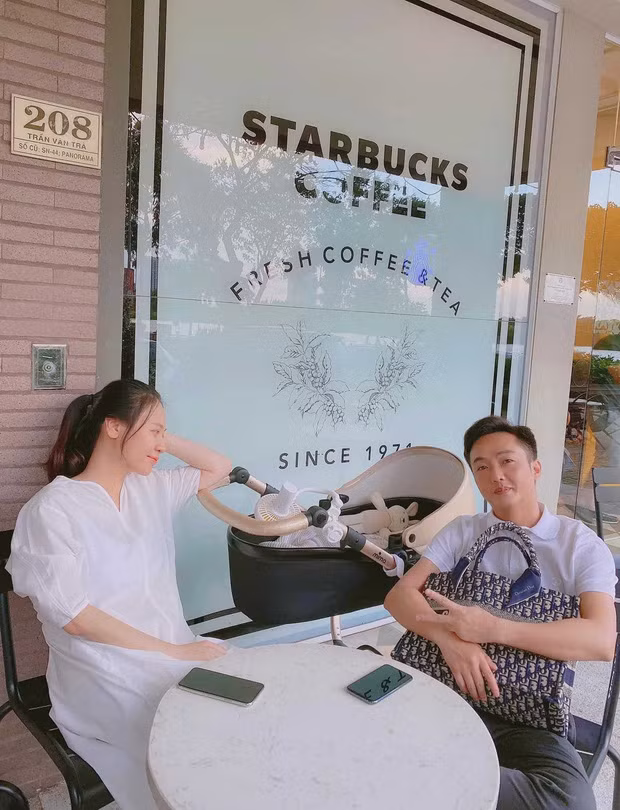 Tuy nhiên, khác với hình dung của nhiều người, Đàm Thu Trang dùng chiếc Dior Tote Book size lớn nhất (giá khoảng 70 - 85 triệu đồng) để đựng bỉm, đồ lặt vặt cho con.