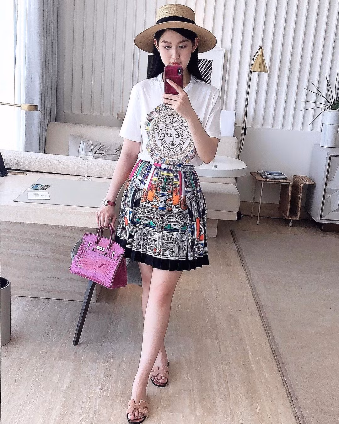 Trong thời gian tĩnh dưỡng của thai kỳ, Tiểu Giang chăm chỉ sắm những chiếc túi có size còn bé hơn cả lòng bàn tay.