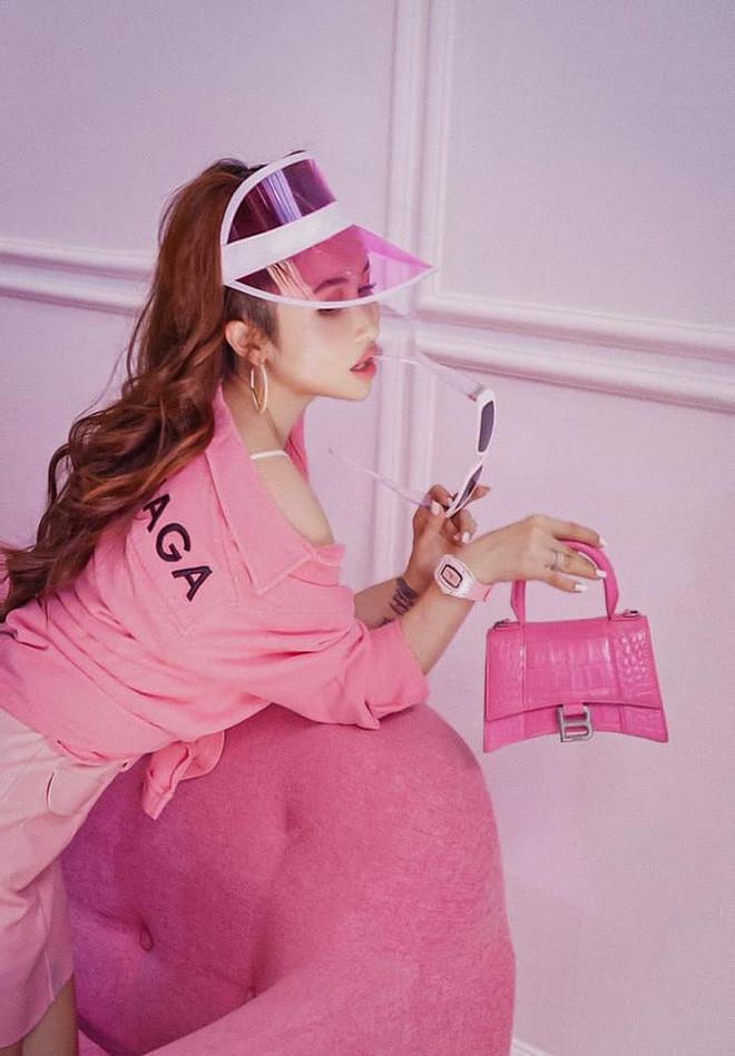 Những chiếc túi hàng hiệu bé xíu dường như chỉ để Mina Phạm chụp hình sống ảo.