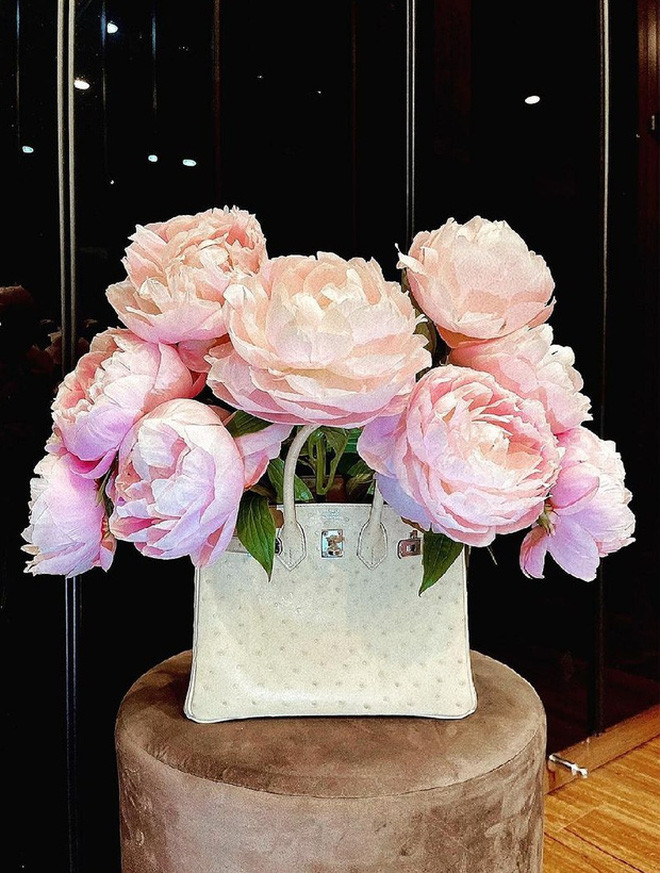 Trong đợt nghỉ dịch gần đây, rich kid bí ẩn Nguyễn Thanh Tú đem chiếc túi Hermes Ostrich giá vài trăm triệu làm lọ cắm hoa. Nguồn ảnh: FBNV